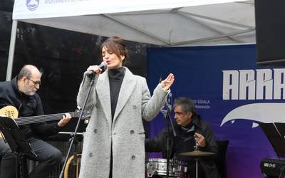 Nerea Gorostidik Blue Cats Band aurkeztu du herrikideen aurrean