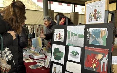 Gabonetako urteroko azoka egin dute goizean Oñatiko artisauek