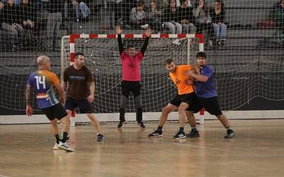 Minik hartu barik eta giro onean gozatu dute Eskubaloi Eguna Bergaran