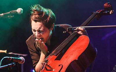 'Sukramarkus' emanaldia eta 'Teilatupean' antzezlana, Euskeraz Bageraren baitan