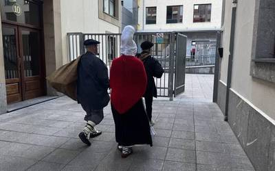 Olentzeroren eta Mari Domingiren bisita jaso dute gaur herriko haurrek