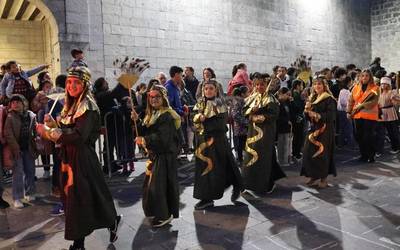 Errege Magoen desfilerako izen-ematea, eguenean eta barikuan