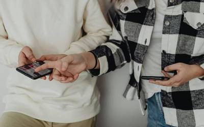 Ikasleek gidatuko dituzte mugikorra erabiltzen ikasteko saioak Arbilen