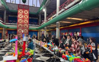 4.000 euro bildu dira Esklerosi Anizkoitzaren Aldeko Azokan