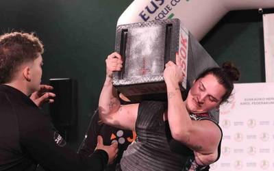 [ARGAZKIAK] Estefi Etxebestek bi aldiz bizkarreratu du 150 kiloko harri laukizuzena