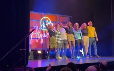 Bakarrizketariak zein ikusleak "pozik" umorearen oholtzan