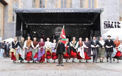 Santamasak girotzeko, dantzak ezinbesteko