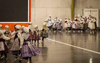 Ubixeta dantza taldeak dantzan jarri du Orozkoko pilotalekua, Gabonetako emanaldiarekin