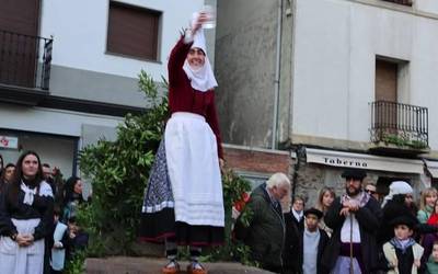 Elgoibarko umeei eta adinekoei egingo diete bisita Mari Domingik eta Olentzerok