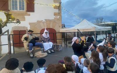 [ARGAZKIAK] Olentzero eta Mari Domingiren bisita izan dute Saran