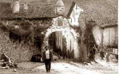 'Oroitzapenen ibilaldia' erakusketa, Juan Luis Zabalaren eskutik