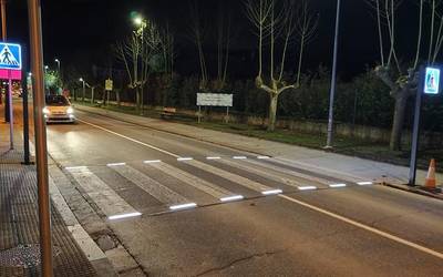 Zebrabide argiztatuak jarri dituzte herriko bi sarreratan