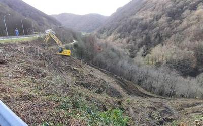 N-121-A errepidearen bikoizte lanekin segitzeko, hasi dira lanean Belateko eta Almandozko tunelen arteko zatian