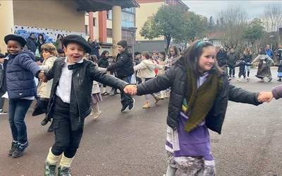 Ozen kantatuz deitu zituzten Mari Domingi eta Olentzero