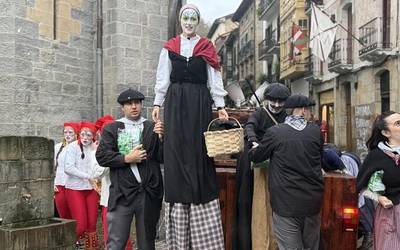 Arrasateko kaleak alaitu dituzte Txoronpiok, Txoronpiak eta Lamiak