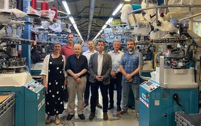 Irujo kontseilariak Etxalarko Lorpen galtzerdi lantegia bisitatu du