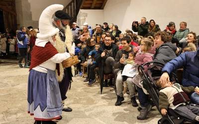 Negu giro betean harrera beroa egin diete Olentzero eta Mari Domingiri Mendaron