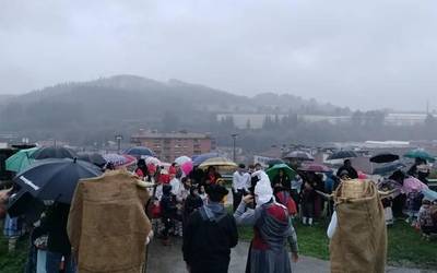 Aretako familia mordoa egon dira Olentzero eta Mari Domingiren zain