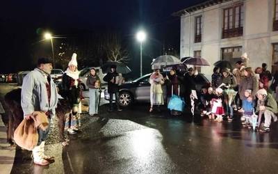 Olentzerok eta Mari Domingik Artziniegako familia ugari izan dute zain