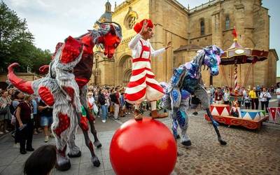 Zirku ibiltaria, haurrendako tailerrak eta gospel ikuskizuna urtea amaitzeko, Ibai-Arteren eskutik