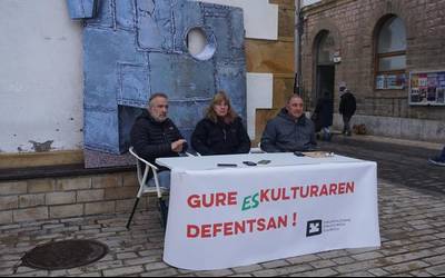 "Desagertuta" jarraitzen du Iñaki Olazabalen omenez egindako eskulturak