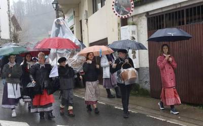 Goizuetan festa giroan egin diete ongietorria Olentzero eta Mari Domingiri