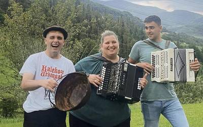 Trikiti doinurik ez da faltako igande honetan Aristerrazun