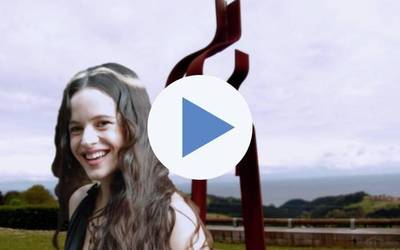 Rosaliak Oteizaren 'Amatasuna' eskultura bisitatu du Itziarren