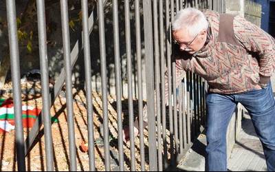 Memoriazko loreekin jantzi dute Ramon Oñederra 'Kattu'-ren monolitoa