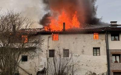 Azkoitia eta Azpeitia arteko Beristain baserrian piztutako sua kontrolpean dute suhiltzaileek