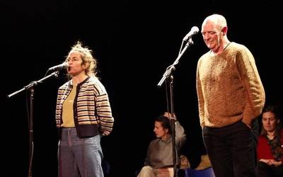 Bertso saio musikatu arrakastatsua osotu dute Elgetako Espaloia antzokian