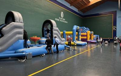 Pozaren pozez aritu dira Elgetako haurrak jolasean Gabonetako haur parkean