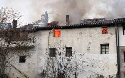 Eskerrak auzokideei eta suhiltzaileei