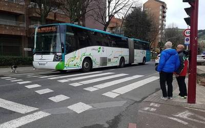 Ordutegi bereziak izango dituzte trenek eta autobusek bihar eta etzi