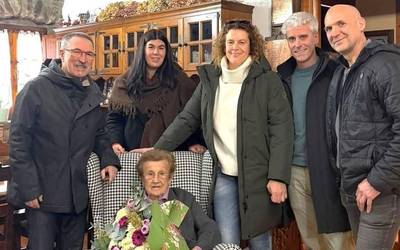 100 urte bete dituen Milagros Salazar zoriondu du Arrankudiaga-Zolloko udalak