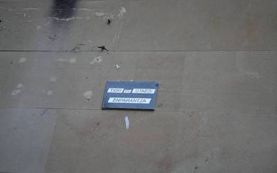 Udaletxe aurreko plaza 'Txiki eta Otaegi enparantza' moduan izendatzen duen plaka jarri du Durangoko Gazte Asanbladak