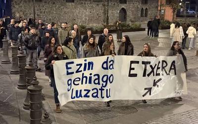 Euskal presoen egoera "gehiago ezin" dela luzatu aldarrikatu dute Urtezahar eguneko manifestazioan