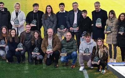 Kirol prentsaren sariak jaso dituzte Janire Gonzalez-Etxabarrik eta Irati Osak