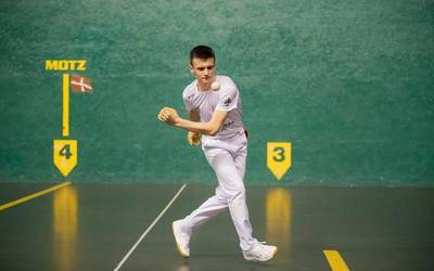 Julen Etxanizek Munitibarko eta Sopelako pilota txapelketen finalak jokatuko ditu asteburuan