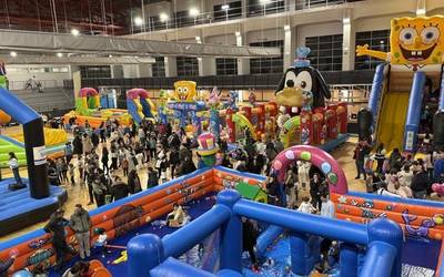 Nekatu gabe ibili dira haurrak eta gazteak Labegaraietako Gabonetako jolas-parkeko lehen egunean