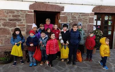 [ARGAZKIAK] Etxez etxe urtaskak kantatuz hasi dute urtea Sunbillan