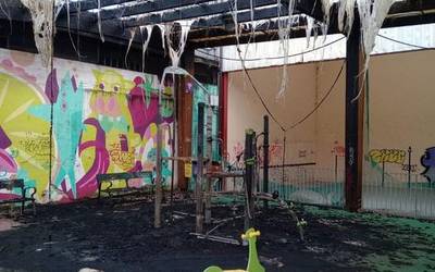 Ezezagunek Makatzenako haur parkea eta hainbat edukiontzi erre dituzte bart gauean Arrasaten