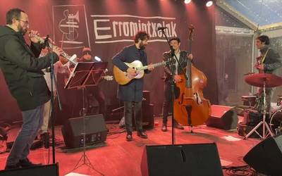 Arrasaten eman du urteko lehen kontzertua Erromintxelak taldeak