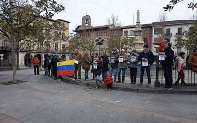 Trumpen erasoa salatu eta Venezuelako herriaren burujabetza aldarrikatu dute Urduñan