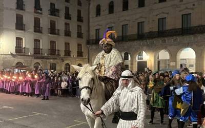 Bergararrak kalera irten dira Errege Magoei harrera beroa egiteko