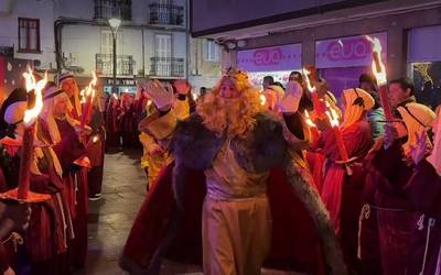 Gozokiz bete dituzte kaleak Hiru Errege Magoek