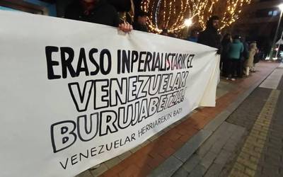 Venezuelako inbasio militarraren aurka protesta egin dute Amurrion ere