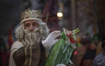 Hiru Errege Magoek ilusioz bete dituzte Aiaraldeko kaleak