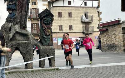 Haurrek eta helduek urtea korrika despeditu zuten Altsasun