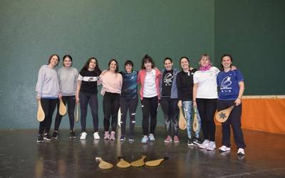 Aurten ere emakumeentzako pala ikastaroa antolatu dute Deban